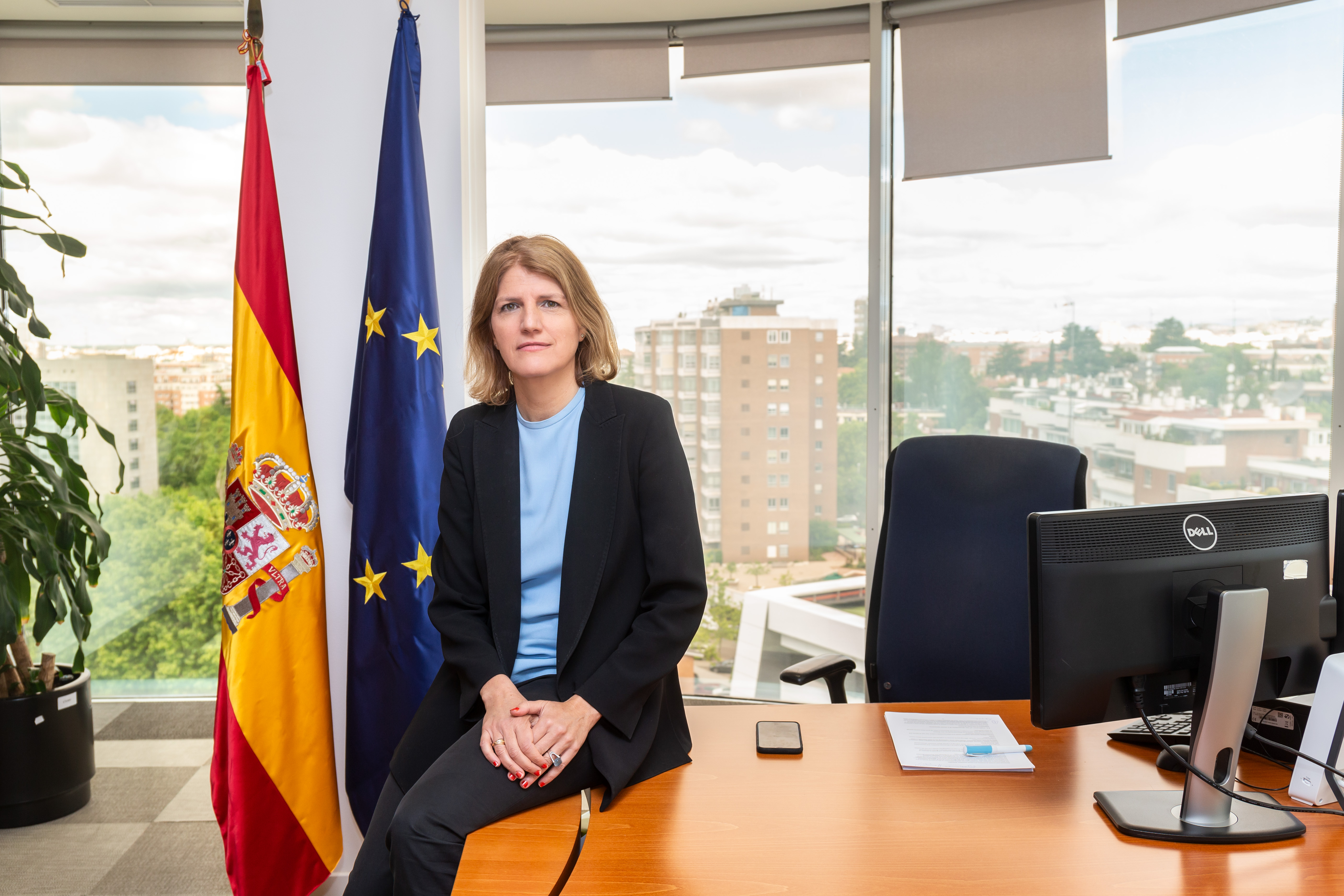 Image of Helena Viñes, consejera de la CNMV, sentada en su despacho (new window will open)