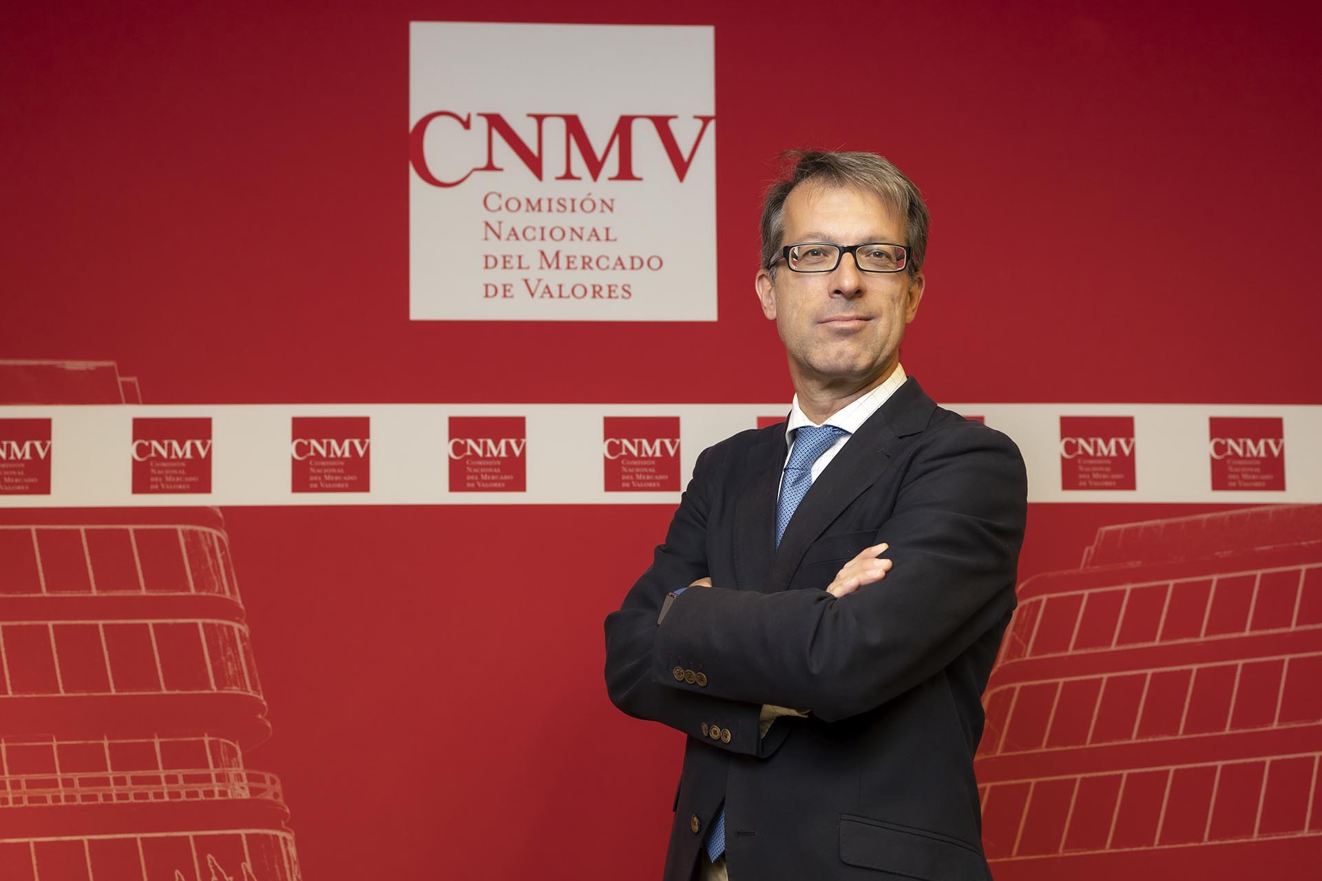 Image of Mariano Bacigalupo, consejero de la CNMV, de pie sobre fondo corporativo (new window will open)