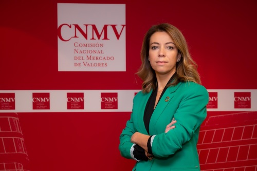 Image of Montserrat Martínez Parera, vicepresidenta de la CNMV, primer plano sobre fondo corporativo (new window will open)