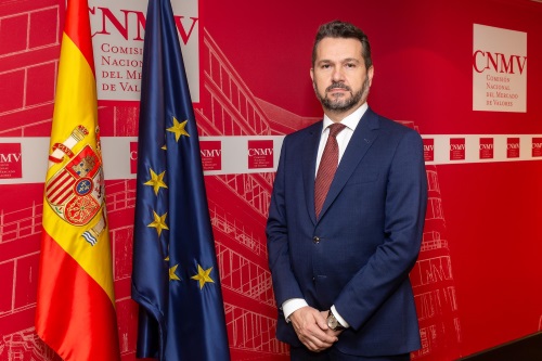  Imagen de Rodrigo Buenaventura, presidente de la CNMV sobre fondo corporativo con bandera española y europea (se abrirá ventana nueva)