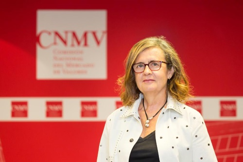Image of Maria Dolores Beato, consejera de la CNMV, primer plano sobre fondo corporativo (new window will open)