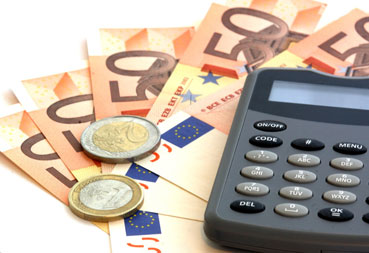 Imagen de una calculadora y billetes de cincuenta euros.