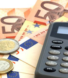 Imagen de una calculadora sobre billetes de 50 euros.