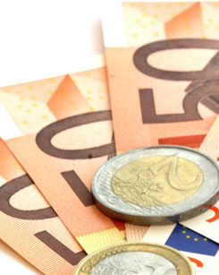 Imagen cercana de monedas y billetes de cincuenta euros.