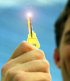 Imagen de una mano sosteniendo una llave resplandeciente.