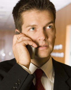 Imagen de un ejecutivo manteniendo una conversación telefónica.