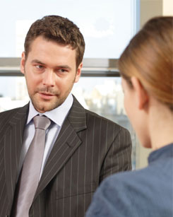 Fotografía de un ejecutivo  conversando cara a cara con su interlocutor.