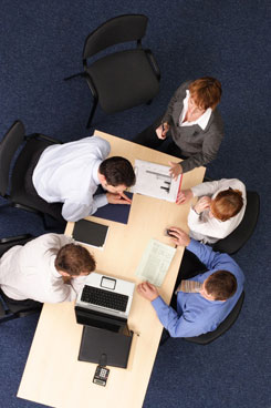 Imagen desde arriba de ejecutivos manteniendo una reunión.